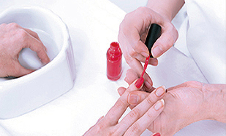 ネイルを塗る写真