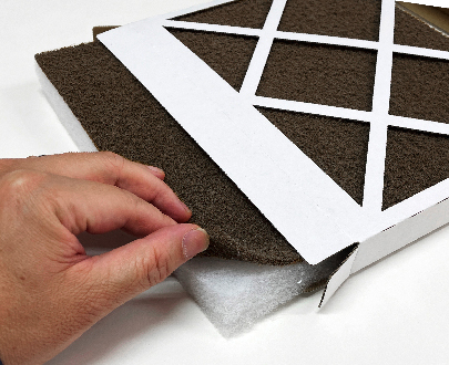 箱から取り出す様子