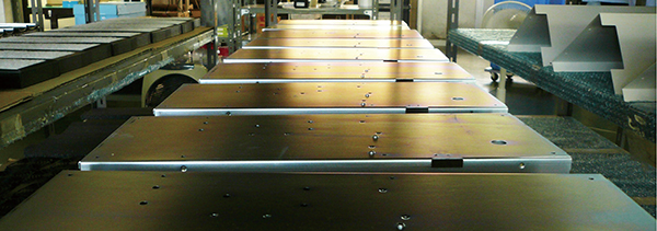 製造部品を空気にさらしている様子