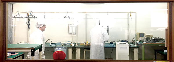 専用ルームで作業する様子