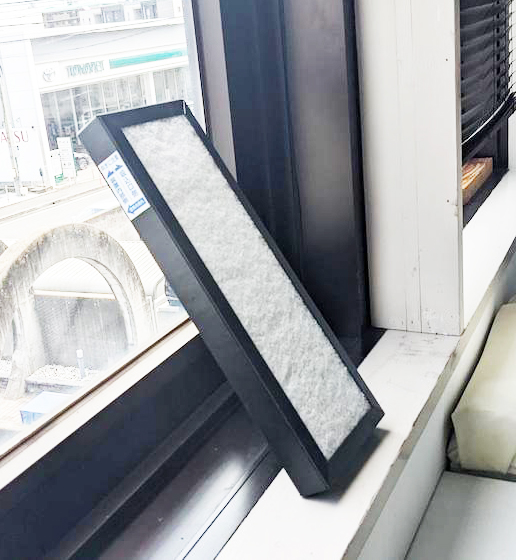 フィルターを天日干ししている画像