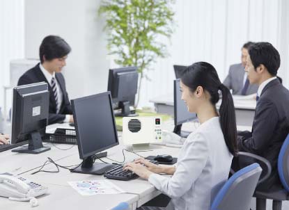 オフィスにサイネージパーソナル設置